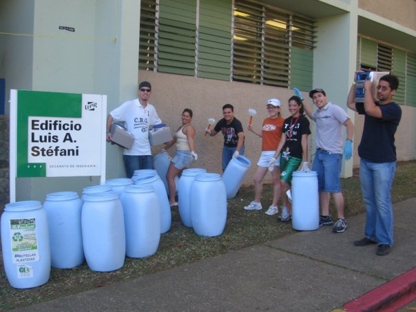estudiantes de la Tau Beta Pi, se reunieron un doming en abril 2008 para lavar todos los recipientes de reciclaje